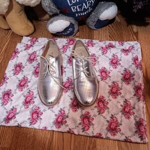 Arizona Jean Company Metallic Silver Lace-Up Flats